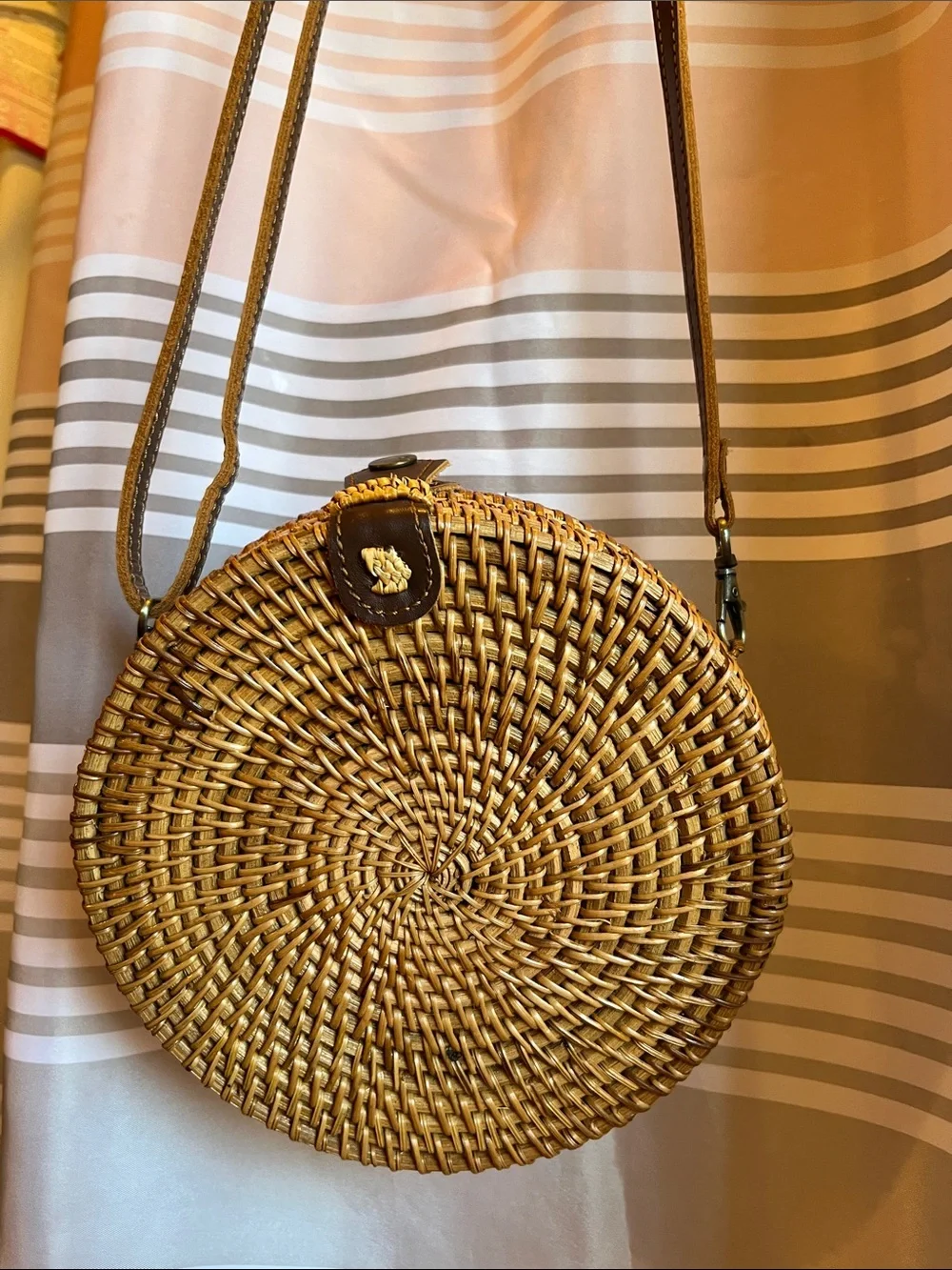 Summer Round Woven Crossbody Bag in Brown with Adjustable Strap clean pre owned